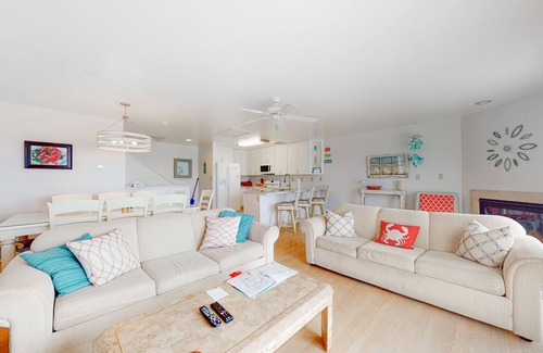 Bethany Beach Casa | South Shore Marina townhouse on the water with on-site pool, AC & WiFi