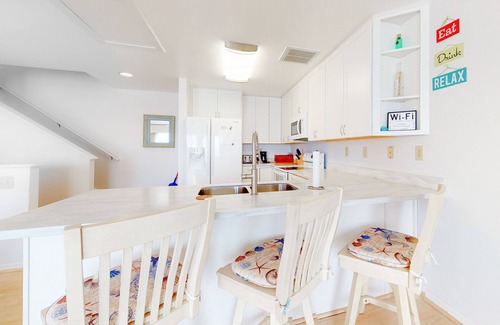 Bethany Beach Casa | South Shore Marina townhouse on the water with on-site pool, AC & WiFi