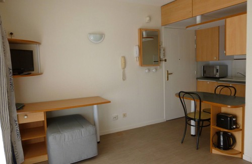 La Rochelle Apartamento | Apartamento con terraza sur con vista a la piscina de la residencia, estacionamiento, proximidad al mar