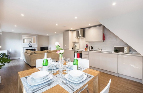 Church End Casa | Cosy Two Bed 2.5 Bath House (En-Suite)