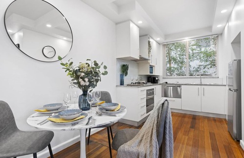 South Yarra Apartamento | South Yarra Sleek: Urban Pad