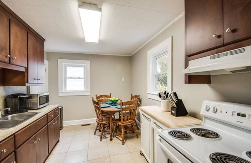 Hickory Cabaña | Southern Charm Cottage- Historic 2 bed 1 bath refuge in Hickory