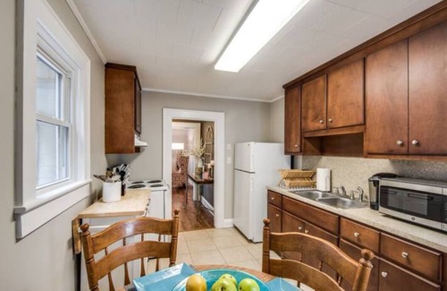 Hickory Cabaña | Southern Charm Cottage- Historic 2 bed 1 bath refuge in Hickory