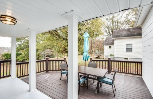 Hickory Cabaña | Southern Charm Cottage- Historic 2 bed 1 bath refuge in Hickory