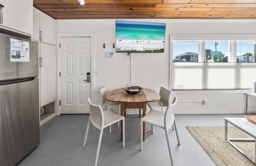 Laguna Beach Estates Cabaña | Southern Colour, A Stylish Coastal Beach Retreat Across From the Beach!
