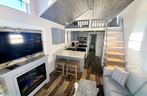 Gatlinburg - Pigeon Forge Cabaña | Southern Comfort: 1 BR, 1 BA Cottage in Sevierville, Sleeps 6
