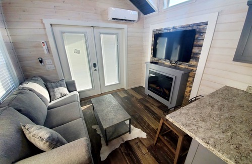 Gatlinburg - Pigeon Forge Cabaña | Southern Comfort: 1 BR, 1 BA Cottage in Sevierville, Sleeps 6