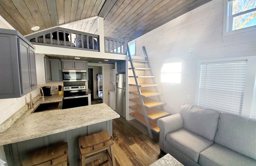 Gatlinburg - Pigeon Forge Cabaña | Southern Comfort: 1 BR, 1 BA Cottage in Sevierville, Sleeps 6