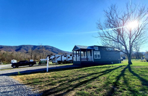 Gatlinburg - Pigeon Forge Cabaña | Southern Comfort: 1 BR, 1 BA Cottage in Sevierville, Sleeps 6