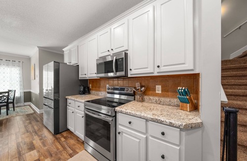 Warner Robins Casa | Southern Delight-4 Bed Room-7 beds- Private Backyard-Great for Larger Groups