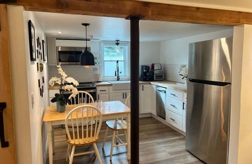 Warwick Apartamento | Southern New England Luxury with private patio, fireplace, spa like bathroom!