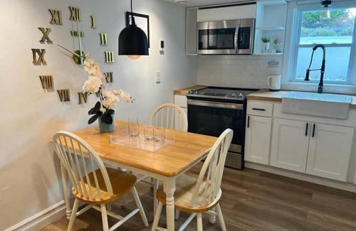 Warwick Apartamento | Southern New England Luxury with private patio, fireplace, spa like bathroom!