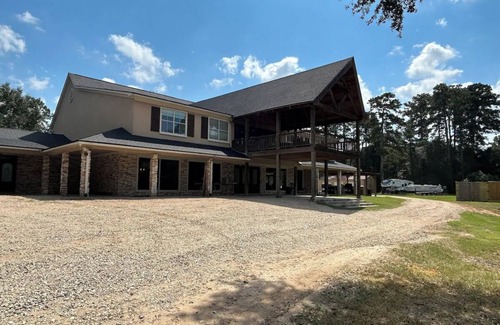 Conroe Apartamento | Southern Pines Estate, 9 bedrooms, pool, hot tub, stocked pond near Lake Conroe