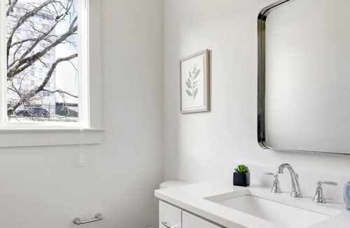 Historic Waverly Casa | SOUTHERN SLEEK-PRIVATE BALCONY-12TH SOUTH DISTRICT