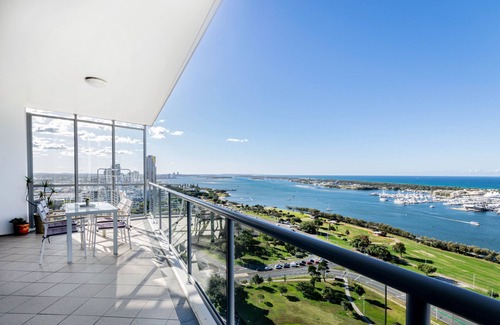 Southport Apartamento | Southport Sea Views, piscina, sauna, gimnasio y cerca de tiendas, cafeterías y restaurantes.