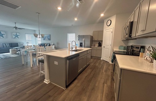 Southport Casa | Southport Seascape -3 miles to beach, perfect for a family-friends getaway!