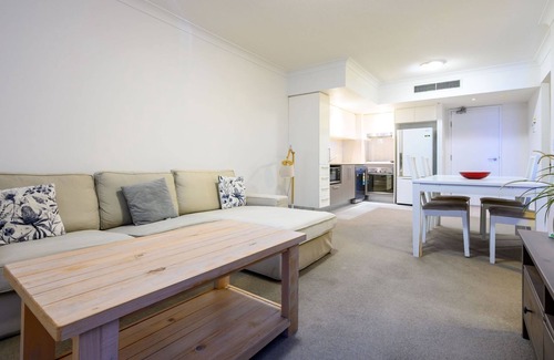 Southport Apartamento | Southport Stay with Pool, Gym & Balcony Views