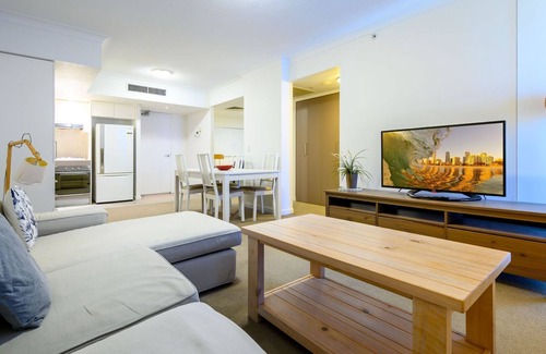 Southport Apartamento | Southport Stay with Pool, Gym & Balcony Views