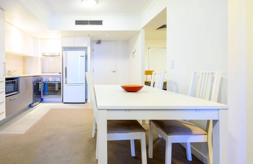 Southport Apartamento | Southport Stay with Pool, Gym & Balcony Views