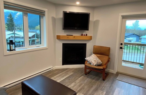 Revelstoke Apartamento | Southside Mountain Views - 1 Bedroom Suite - Long-term Rental