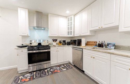 East Orange Casa | Sovereign Cottage-Parking , Self Check-in & Wifi