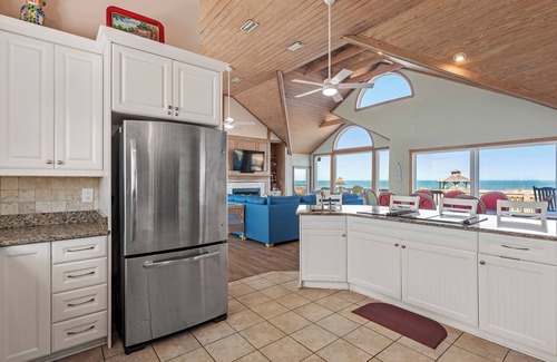 Currituck County Casa | Sovereign of the Seas: Oceanfront/Hot Tub/Dogs OK