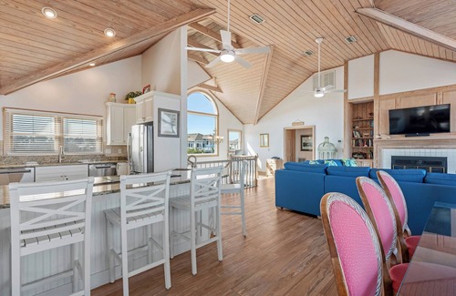 Currituck County Casa | Sovereign of the Seas: Oceanfront/Hot Tub/Dogs OK