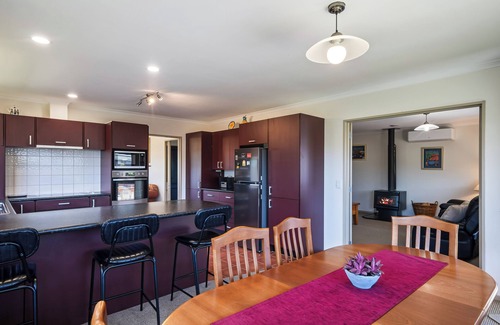 Waikanae Casa | Spa and Sands - Waikanae Beach Holiday Home