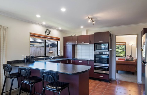 Waikanae Casa | Spa and Sands - Waikanae Beach Holiday Home