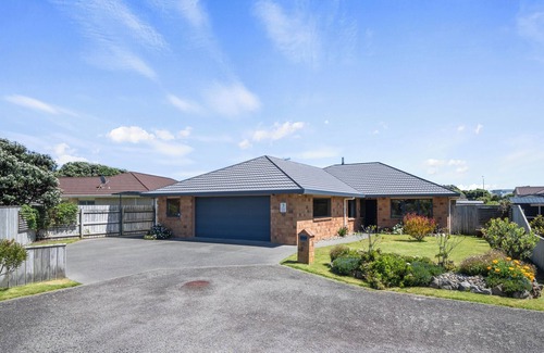 Waikanae Casa | Spa and Sands - Waikanae Beach Holiday Home