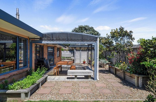 Waikanae Casa | Spa and Sands - Waikanae Beach Holiday Home