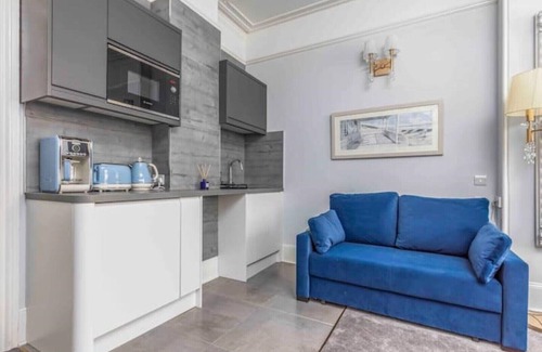 Portsmouth Casa | Spa getaway by Sea sleeps 20