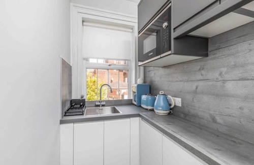 Portsmouth Casa | Spa getaway by Sea sleeps 20
