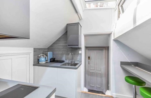 Portsmouth Casa | Spa getaway by Sea sleeps 20