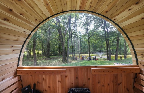 Albrightsville Chalet De Esquí | Spa-Like Rustic Retreat In Nature With Glass Barrel Sauna, Hot Tub & Pond!