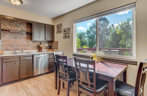 Southeast Colorado Springs Apartamento | Space Base | Near Airport, BBQ, Game Room