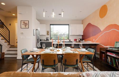 Riverside Terrace Casa | Space City - Prof Design, Game Room, King Bd