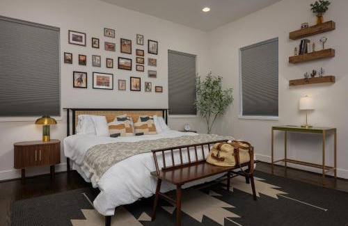 Riverside Terrace Casa | Space City - Prof Design, Game Room, King Bd