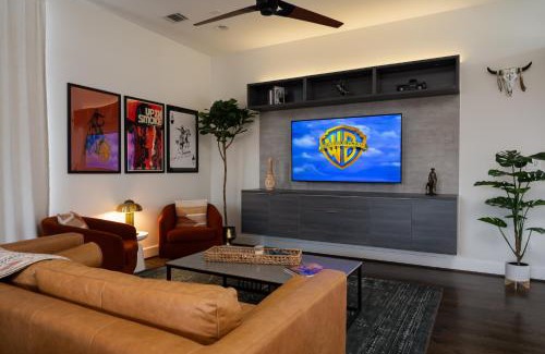 Riverside Terrace Casa | Space City - Prof Design, Game Room, King Bd
