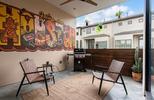 Riverside Terrace Casa | Space City - Prof Design, Game Room, King Bd