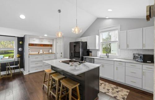 Woodbine Casa | Space Cowboy - Firepit Huge yard close2downtown