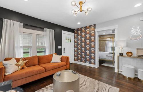 Woodbine Casa | Space Cowboy - Firepit Huge yard close2downtown