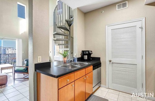 West Campus Apartamento | Space for 8 Near Downtown Easy Walk to UT Campus