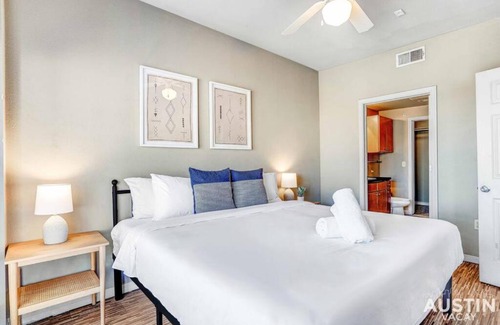 West Campus Apartamento | Space for 8 Near Downtown Easy Walk to UT Campus