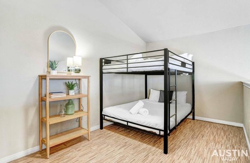 West Campus Apartamento | Space for 8 Near Downtown Easy Walk to UT Campus