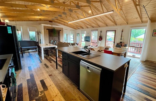 Loch Casa | Space On The Hill - Relax in Loch Village