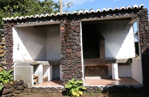 Praia da Vitoria Casa | Espacio adecuado para familias, con jardines, productos hortícolas, frutas de temporada.