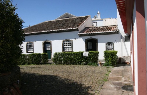 Praia da Vitoria Casa | Espacio adecuado para familias, con jardines, productos hortícolas, frutas de temporada.