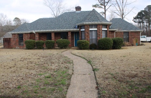 Pine Bluff Casa | Spaces house with a Jacuzzi bath tube!!!