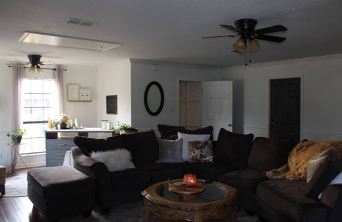 Pine Bluff Casa | Spaces house with a Jacuzzi bath tube!!!